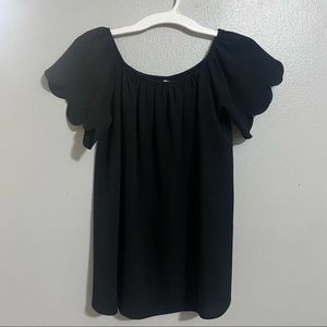 Black Off the shoulder top w/scallop sleeves